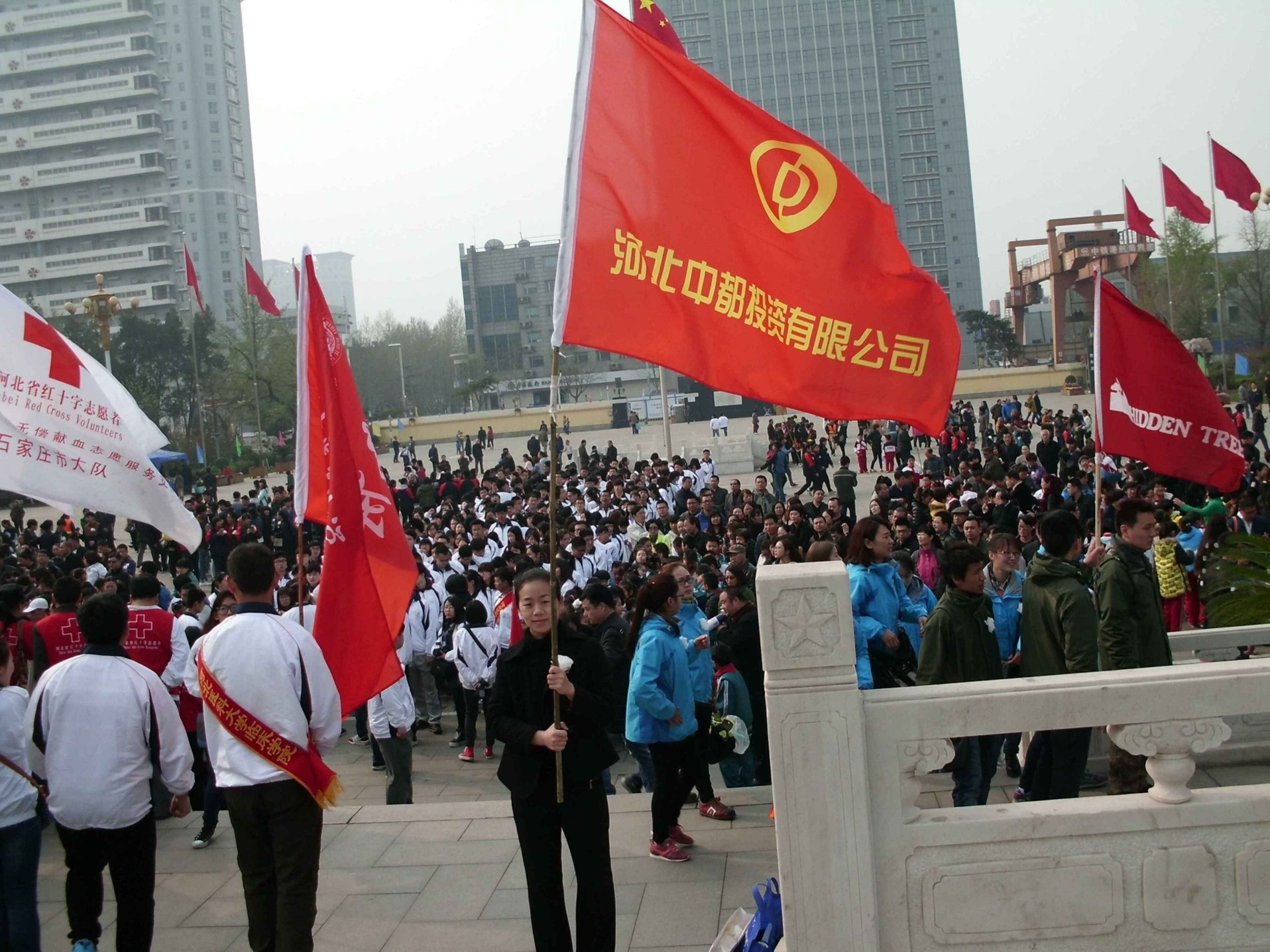 公司干部職工，到華北軍區(qū)烈士陵園掃墓，深切緬懷革命先烈