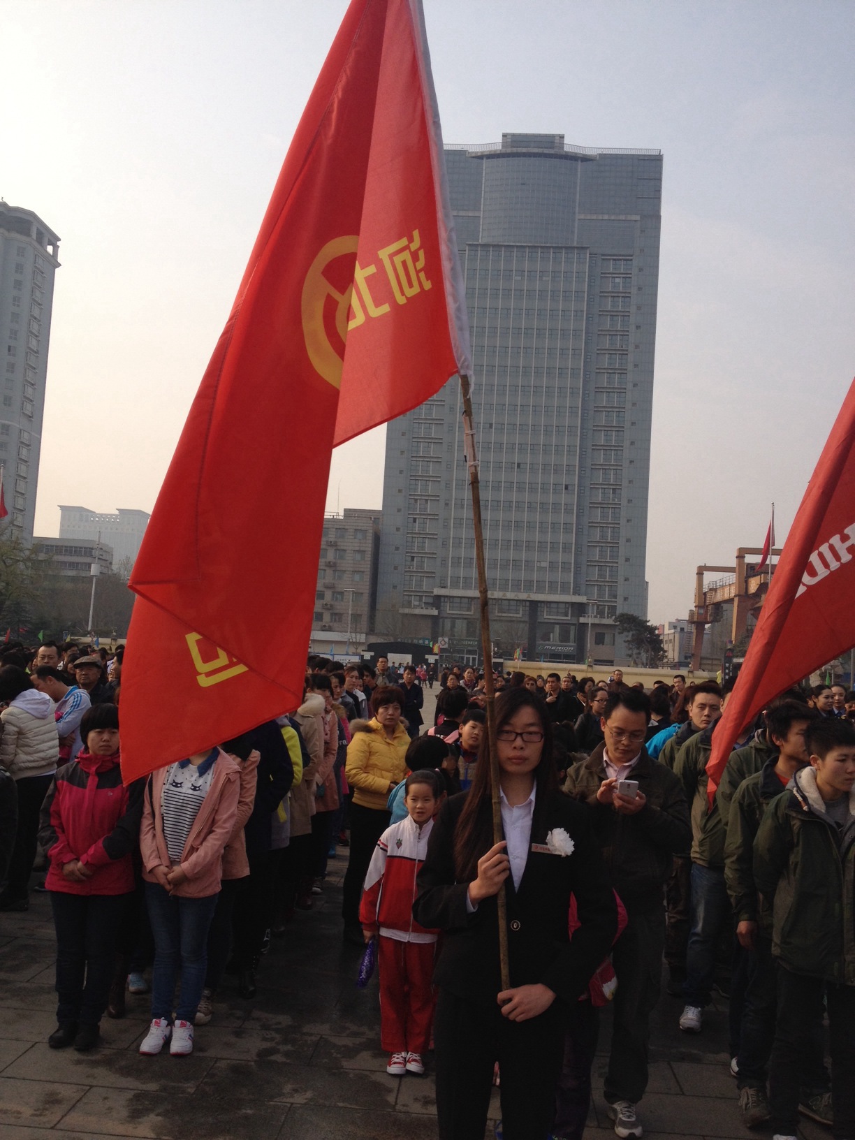 公司干部職工，到華北軍區(qū)烈士陵園掃墓，深切緬懷革命先烈